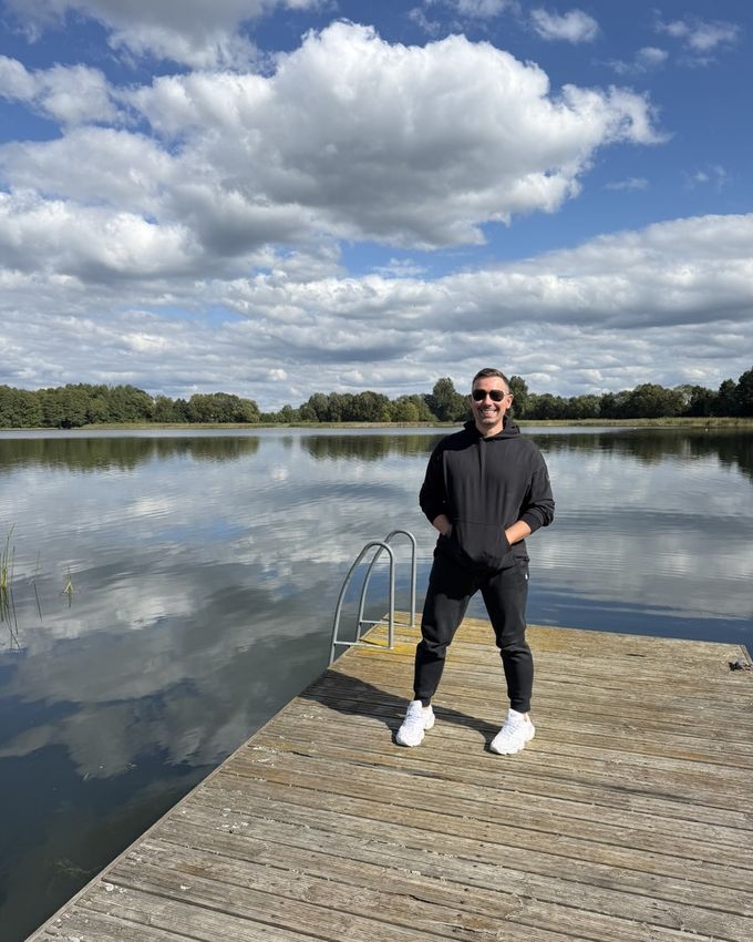 Maciej Aniserowicz na pomoście nad jeziorem