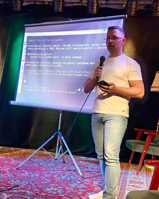 Maciej Aniserowicz na scenie pokazuje pracę z agentem AI